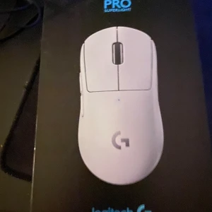 Logitech G PRO mus - Musen är i väldigt bra skick och inga diffekter bara att USB är borttappad.