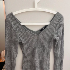 Uringad grå tröja  - Grå uringad tröja från Bikbok, väldigt skönt material och passar till allt💓