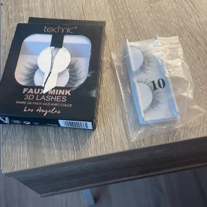 Falska ögonfransar i olika stilar - Säljer flera par lösögonfransar, bl.a. Technic Faux Mink 3D Lashes i svart med fyllig volym och fluffig look. Andra par inkluderar tunna svarta fransar, ett par med små strasstenar för extra bling och ett par klassiska svarta fransar. Perfekt för att lyfta din sminkning.