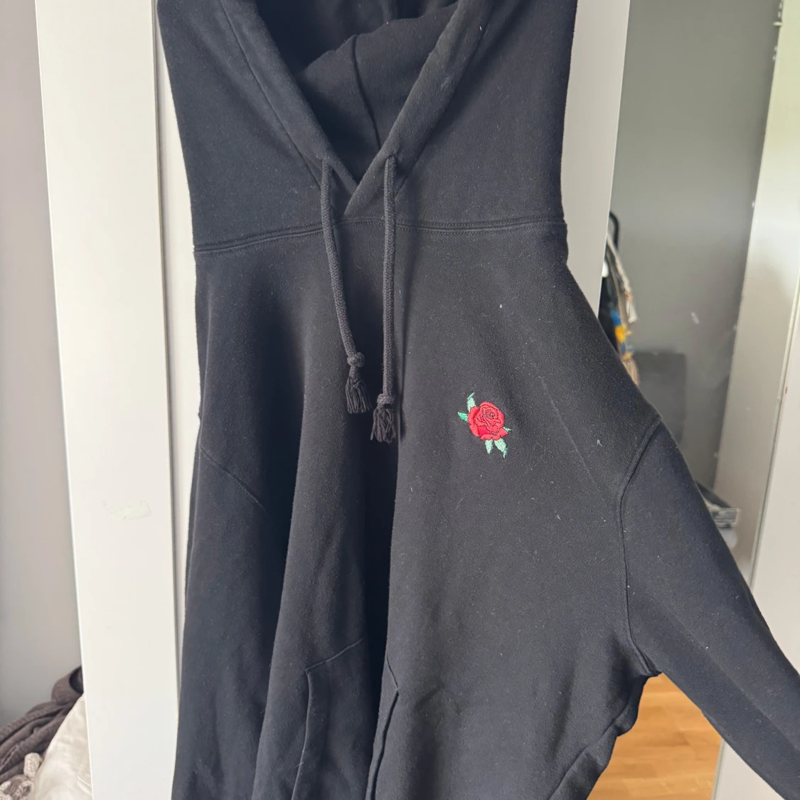 Svart hoodie med rosbroderi - 1