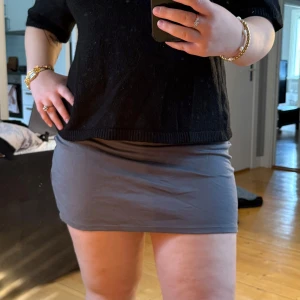 Grå kort kjol - Grå kort kjol från Nelly i storlek M. Oanvänd