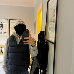 Mörkblå dunväst från GapKids - Snygg mörkblå dunväst från GapKids! Västen är mörkblå och har ett ganska tjockt material som passar perfekt till hösten! Storleken är 10-11 vilket motsvarar ungefär 150-160cm men kan passa ännu större då den är stor i storleken. säljer pga att den inte kommer till användning och för att jag har växt ut den! Vet ej nypris men säljer för 299 skriv till Ming om ni undra något mvh Arvid!