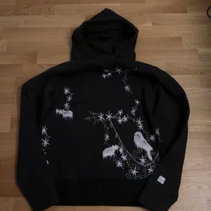 Hoodie från bluff  - Hej! Jag säljer nu mina bluff hoodies som bara ligger hemma. De har aldrig varit använda då min farsa tryckte upp de för cirka 5 år sen men sålde aldrig de. Hoodien är tillverkad och designad i Sverige med 100% bomull. Det är ett unikt och snyggt motiv på dels framsidan men även ett litet tryck på baksidan. Modellen på bilden bär en large och är 195 cm och 89 kg. Hör av dig vid minsta fundering!😃 