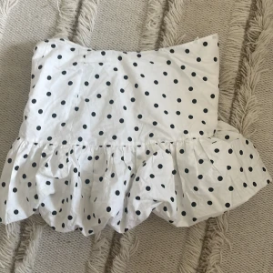 Vit prickig ballong kjol  - Supersöt vit kjol med svarta prickar