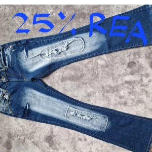 Helt nya bootcut jeans💕 - Säljer ett par såååå snygga bootcut lowwaist jeans som tyvärr är för korta för mig. Skulle säga att dom är W24. Köpta i Frankrike på en resa. Nypris: 1500 Mitt pris: 799💕