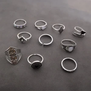 10 st vintage stil ringar  - Olika former och mönster. Materialet är zinc alloy. (295)
