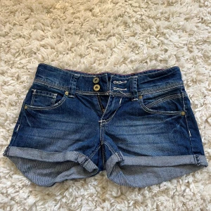 Shorts - Jeansshorts storlek 34/XS. Dragkedjan trasig, annars fint skick.