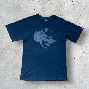 FW99 Number Nine Nice Print "Digi-Cowboy" - Feetaste number nine t shirt från FW99 : Size 2 (Passar som S) : Highkey Rare 🌶️ : Galet skick för att vara nästan 30 år gammal : Skick 8,5/10 (avgör själv utifrån bilder) : Du hittar inga andra från denna kollektionen för billigare 🙏: Samma på grailed för runt 2000kr+ : Kom privat för bilder och mått, etc : Kvitto finns från Japan!