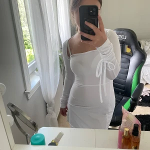 Vit långärmad klänning från SHEIN - Säljer en vit, figurnära kortklänning från SHEIN i storlek XS. Fint skick❤️