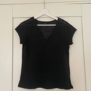 T-Shirt - Genomskinlig , svart, v-ringad t-shirt. Storlek S