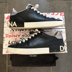 Dolce & Gabbana skor - Dolce & Gabbana portofino skor i storlek 40. Skick efter bilder. Box och dustbag medföljer. Skriv vid funderingar. Ny pris ca 5000