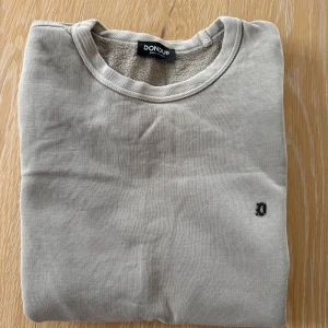 Beige sweatshirt från Dondup - Snygg beige sweatshirt från Dondup med diskret broderad D på bröstet. Storlek S men passar M