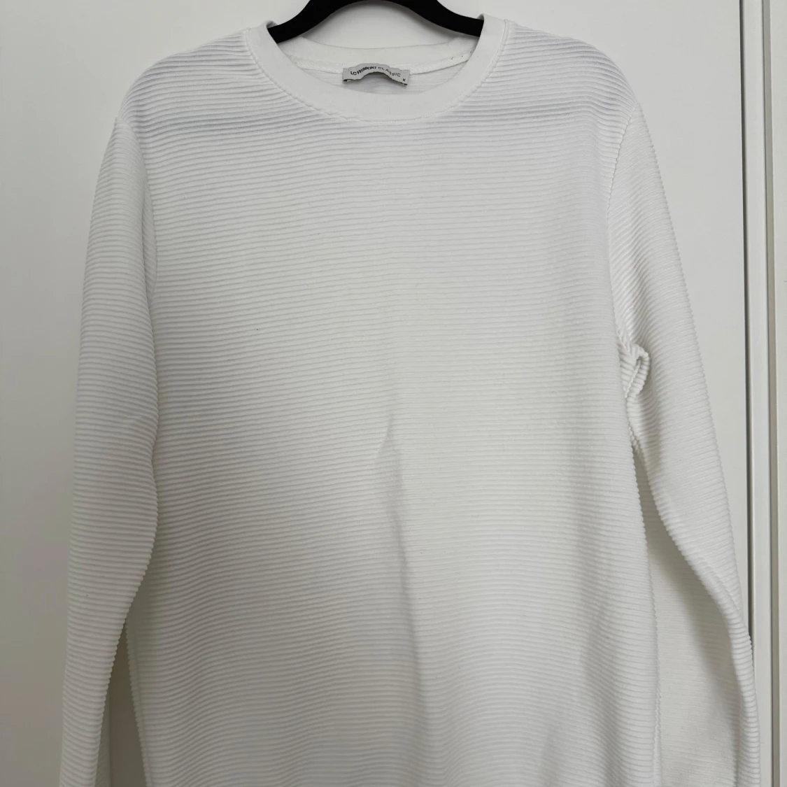 Vit ribbad långärmad tröja