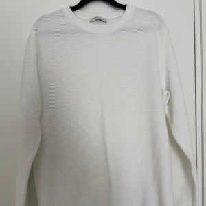Vit ribbad långärmad tröja - Tröja med en ribbad struktur 