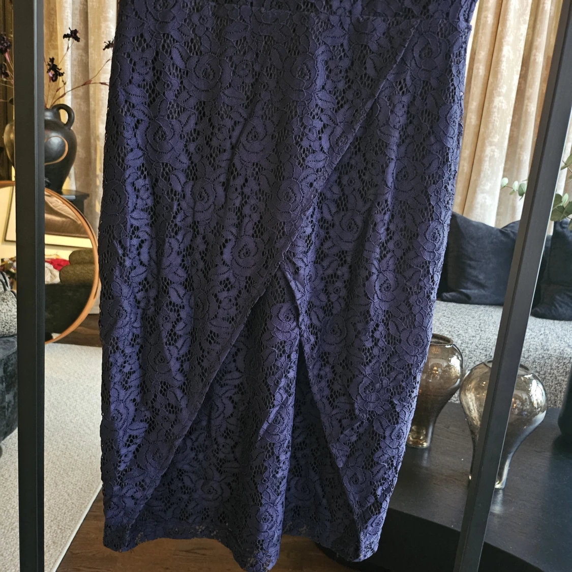 Mörkblå spetsklänning med omlott - detalj - 2