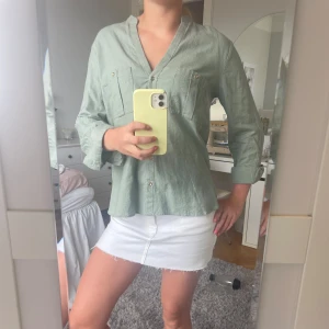 Linneblus från Zara - Grön blus i linne från zara, i storlek xs men passar s också!💗 Aldrig använd, som ny🌸💕