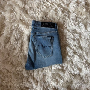 Replay Jeans med slitningar - Ett par Replay jeans med riktigt feta slitningar i w31! Nypris är 1099. Mitt pris är 499. Dem är i väldigt fint skick med inga defekter. Priset är ej hugget i sten och kan diskuteras vid en snabb affär. Tveka ej på att skriva vid minsta fråga eller fundering ☺️
