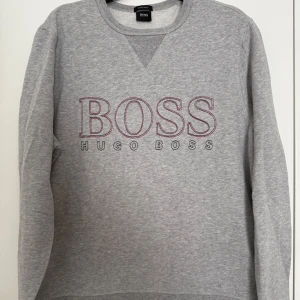 Grå sweatshirt passar S/M - Snygg grå sweatshirt storlek L men passar en S/M