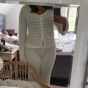 Vita stickade byxor med hålmönster - Säljer ett par vita stickade byxor med hålmönster och raka ben