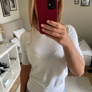 Vit t-shirt från Zara - Säljer en vit stickad t-shirt från Zara! I strl S. Har börjat bli lite nopprig men ingenting som syns💓