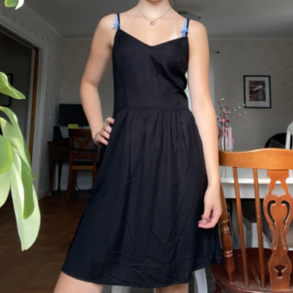 Svart kort klänning med smala axelband - 1