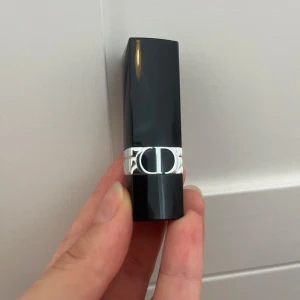 Dior Rouge 999 Satin Läppstift - Ikoniskt rött läppstift från Dior i nyansen 999 Satin.  Den är använd.
