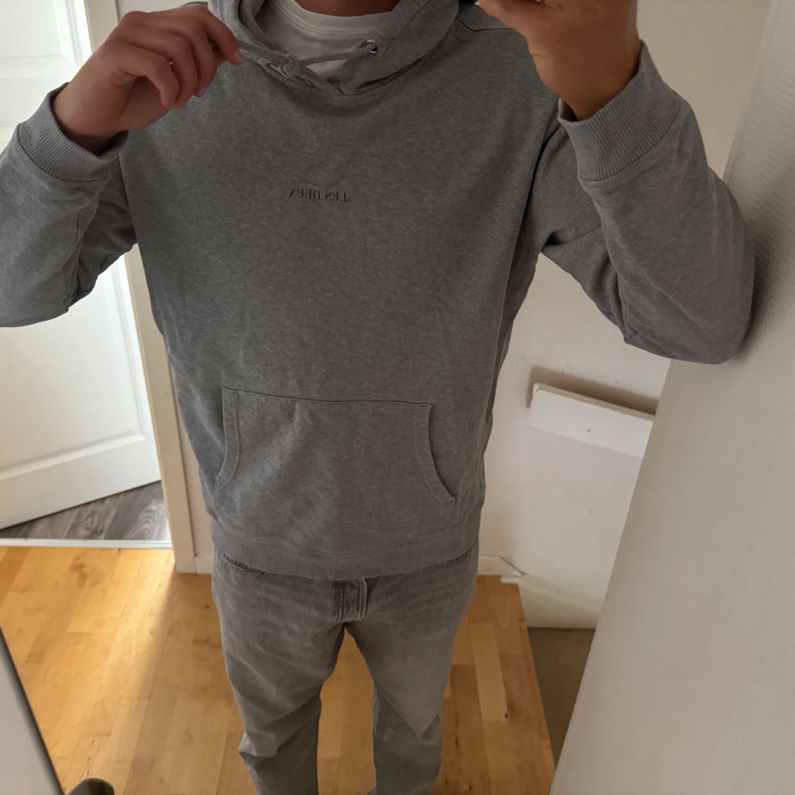 Grå hoodie från Les Deux - 2