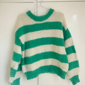 Randig stickad tröja  - Supermysig stickad tröja 💕💕