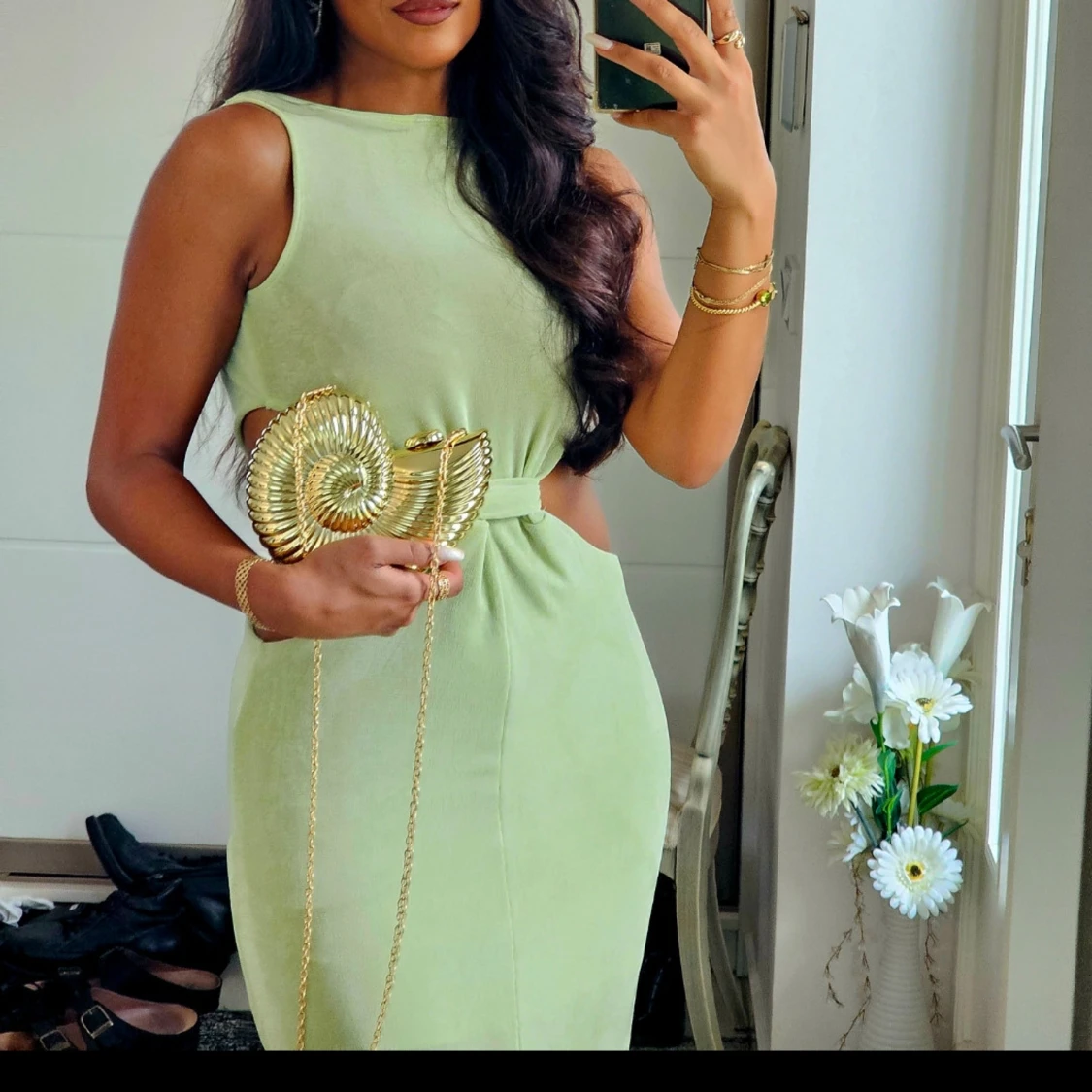 Ljusgrön långklänning med cut-outs - 1