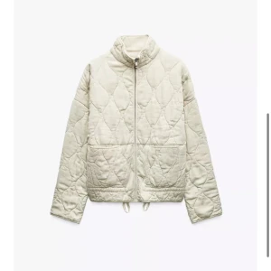 Beige quiltad pufferjacka med dragkedja - Jacka från zara, använd fåtal gånger!