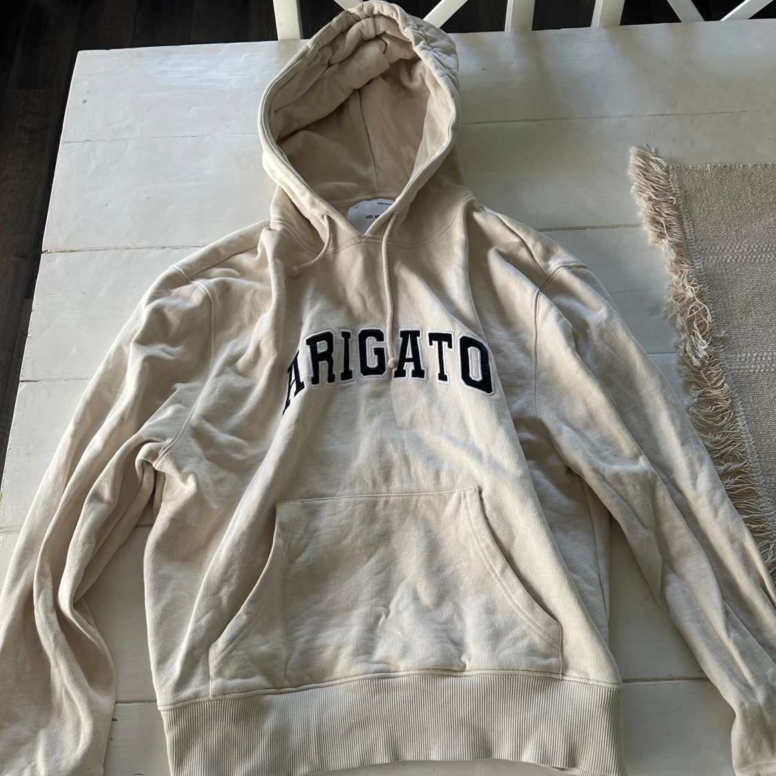 Beige hoodie från Axel Arigato