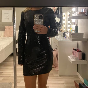 Svart glittrig långärmad klänning - Säljer en jättefin svart långärmad glittrig klänning som är perfekt till festliga tillfällen💕