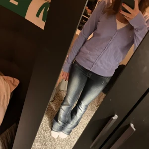 Ljuslila kofta med knappar - Säljer en söt ljuslila/ljusblå kofta med v-ringning och knappar framtill. Storlek m men passar mig som har storlek s bra 💗