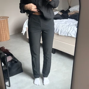 Svarta kostymbyxor  - Svarta kostymbyxor från GinaTricot i storlek S💕