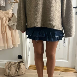 Mörkblå jeanskjol med volang - Säljer en super söt  jeans kjol med volang! Har inga lappar, köpt på plick, men skulle säga att den passar xs/s.