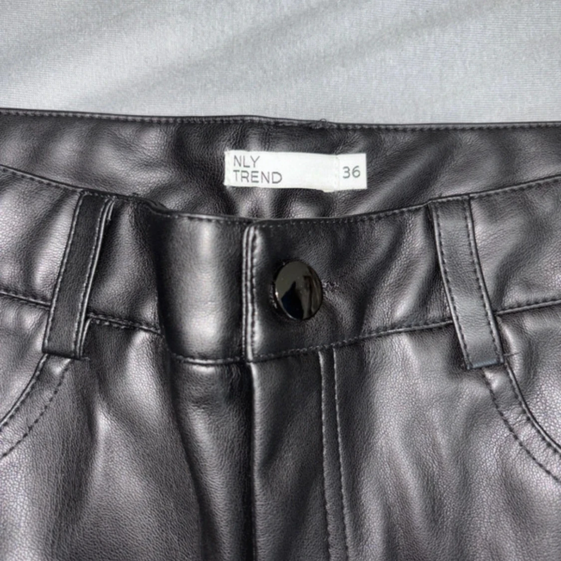 Svarta skinnbyxor från NLY Trend - 3