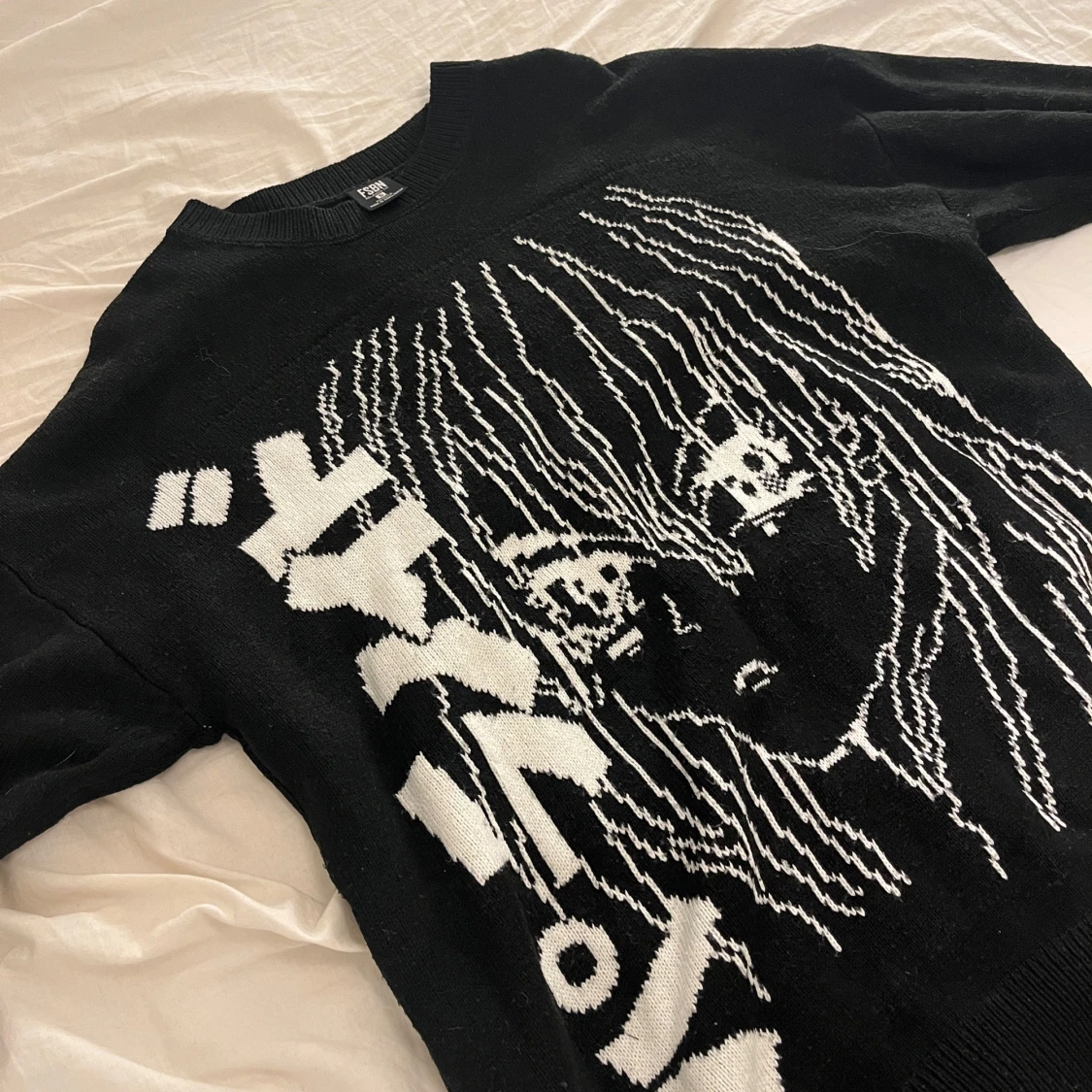 Svart stickad anime-tröja från FSBN - 1