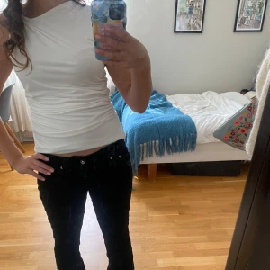 Vit top från hm  - Säljer en vit top från hm som knappt är använd! Så fin 🥰🥰