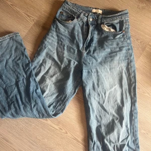 Highwaisted jeans - Highwaisted blå jeans från H&M med lite slitage, perfekt för dig som gillar högmidjat eller vill sy om till lågmidjat💕 Priset går att förhandla om   Skriv gärna om ni har frågor angående mått eller bilder💕💕💕 