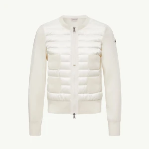 Vit Cardigan från Moncler - OBS: Kan diskutera pris 💕Säljer ÄKTA vit moncler cardigan, tillkommer bevis om det skulle vara något du vill. Snygg vit pufferjacka från Moncler med quiltad front, två fickor och ribbade muddar. Använt ett fåtal gånger