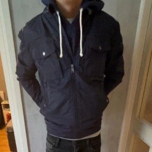 East west jacka  - Säljer en tvär snygg jacka från East west. Bra skick utan defekter. Storlek M men kan passa S. Modellen är 181 och väger 67, skriv vid frågor eller liknande! OBS PRISET ÄR FAST