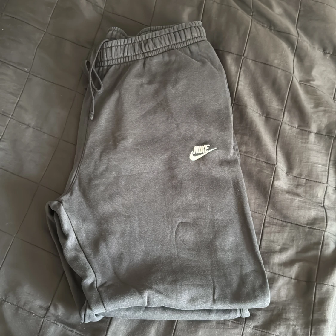 Svarta mjukisbyxor Nike