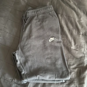 Svarta mjukisbyxor Nike - Svarta Nike mjukisbyxor