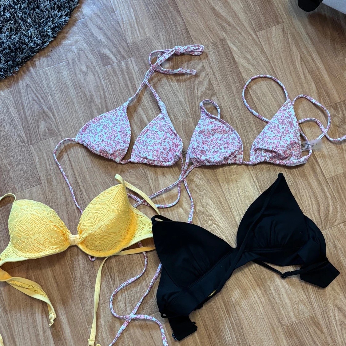 Fyra  snygga bikinis i olika färger - 1