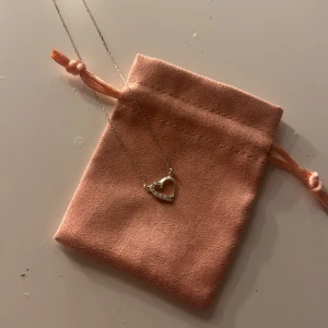 Silver halsband  - Super snyggt halsband med lite glitter detaljer från guldfynd. Har någon knut men lätt att fixa 