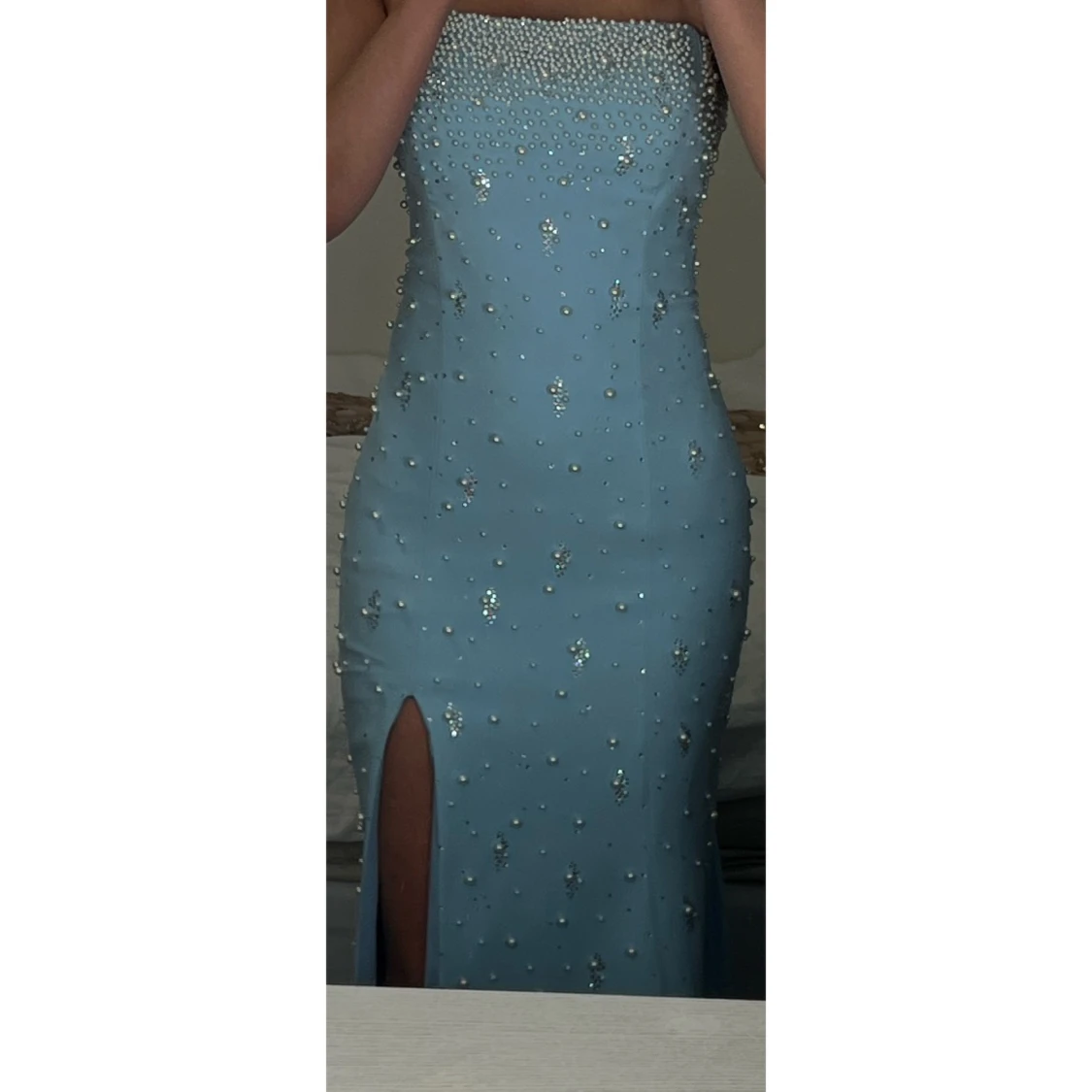 Ljusblå långklänning med pärlor - 1