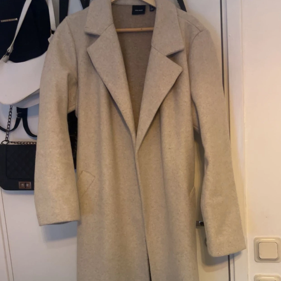 Beige kappa från Vero Moda med bälte