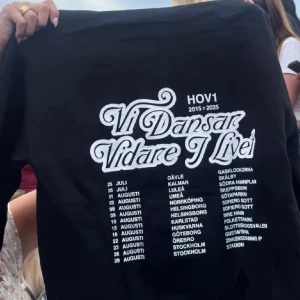 Svart Hov1 hoodie med turnétryck - Jag säljer min hov1 hoodie men jag kommer endast posta den efter hov1 Stockholm (då har den använts två gånger) KÖPT FÖR 700kr