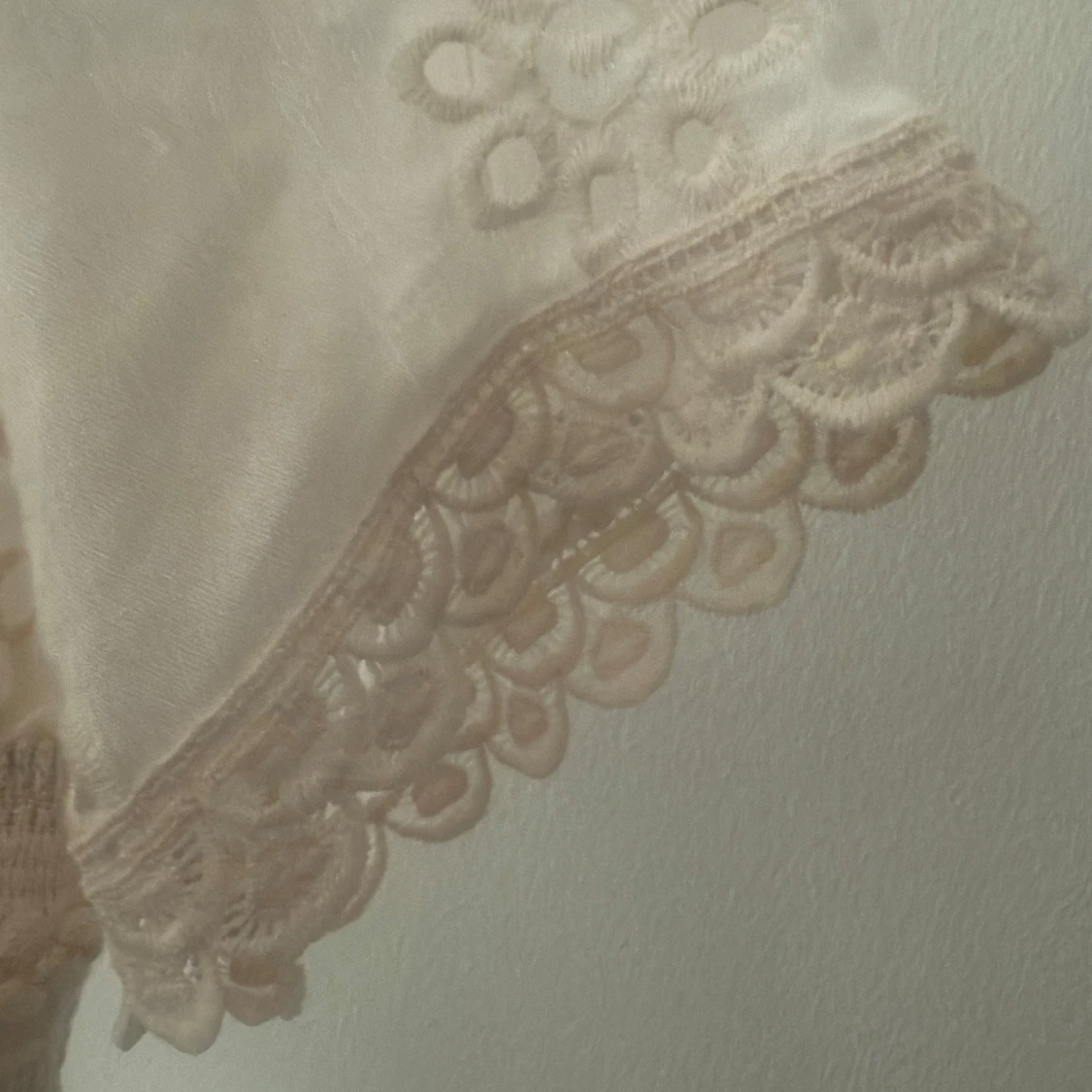 Cremefärgad,  med beige spets. Bohostil. - 3