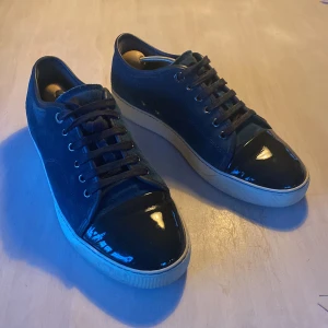 Lanvin skor - Lanvin cap toe med glans | ny pris ca 4500kr | storlek 8 uk | hör av er vid frågor eller prisförslag!!